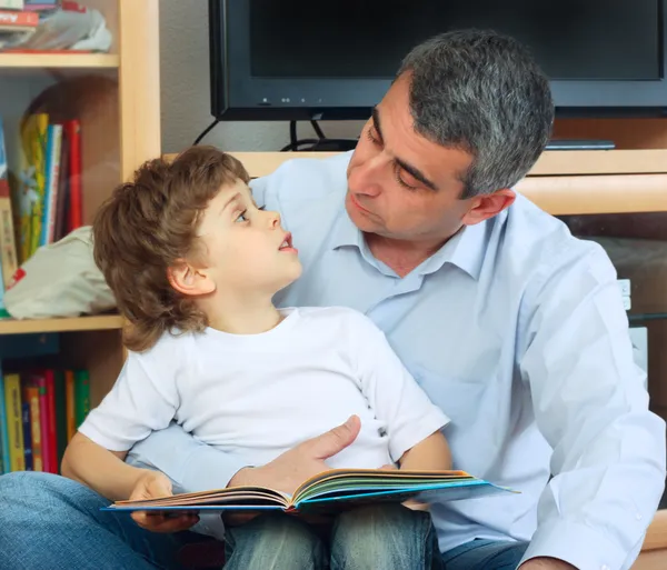 남자와 어린 소년 읽기 책 — 스톡 사진