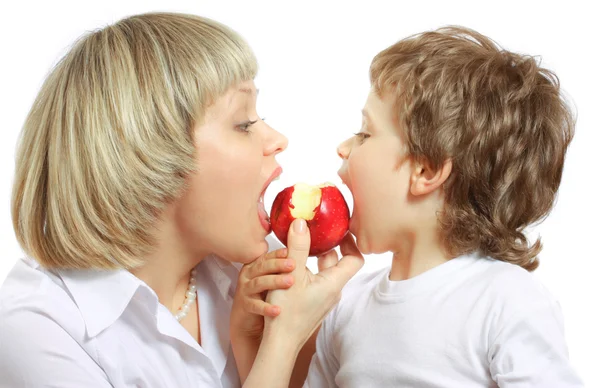 Vrouw en jongen eten apple — Stockfoto