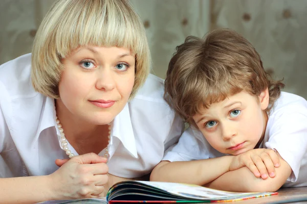 Žena a chlapec čtení knihy — Stock fotografie
