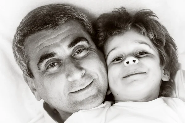 Gelukkige familie - vader en zoon — Stockfoto