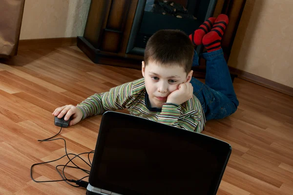 Αγόρι παιχνίδι υπολογιστή — Φωτογραφία Αρχείου