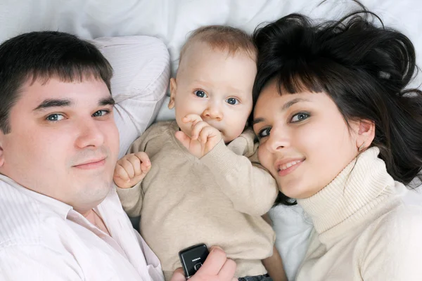 Щаслива сім'я - батько, мати і дитина — стокове фото