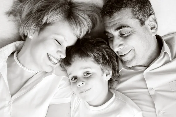 Šťastná rodina - otec, matka a syn — Stock fotografie
