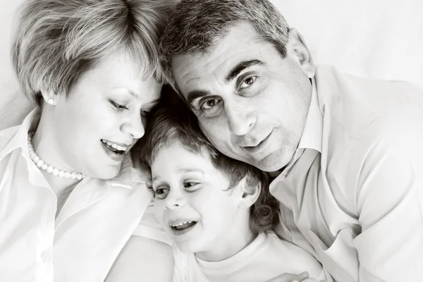 Šťastná rodina - otec, matka a syn — Stock fotografie
