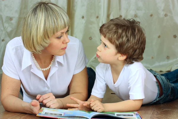 Женщина и маленький мальчик читают книгу — стоковое фото