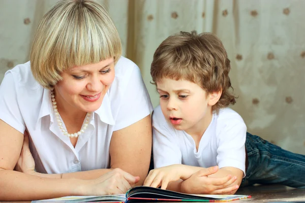 Vrouw en jongen lezing boek — Stockfoto