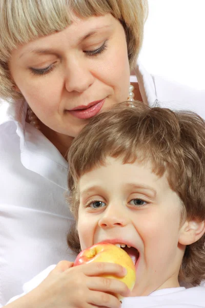 Woman and boy eating apple — Stock Photo, Image