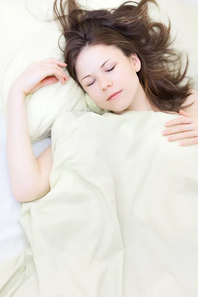 Jonge vrouw slaapt — Stockfoto