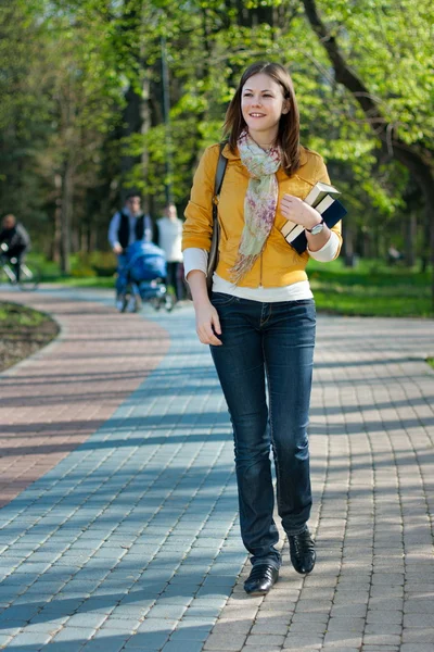 Mujer Yong caminando en el parque —  Fotos de Stock