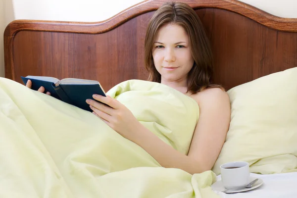 Vrouw in het bed — Stockfoto