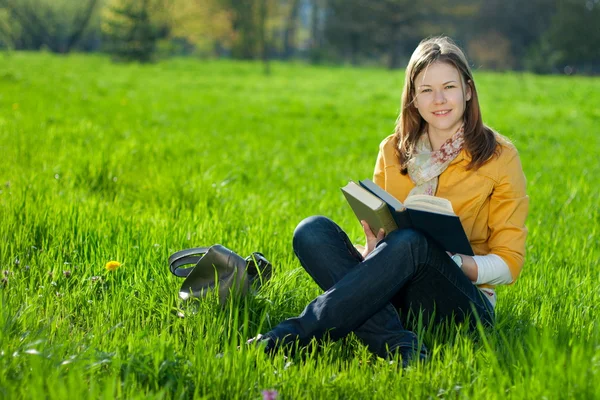 Fille avec livre sur l'herbe — Photo