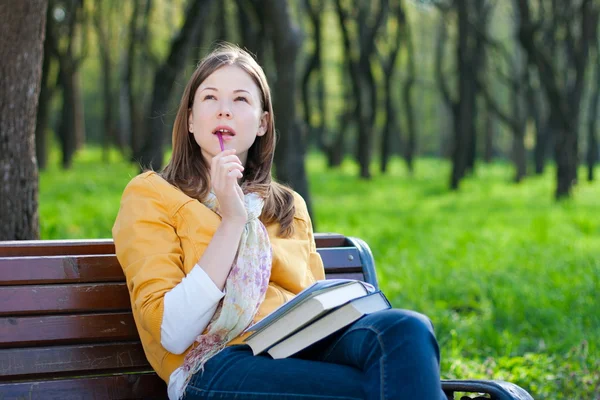 Femme avec livre dans le parc — Photo