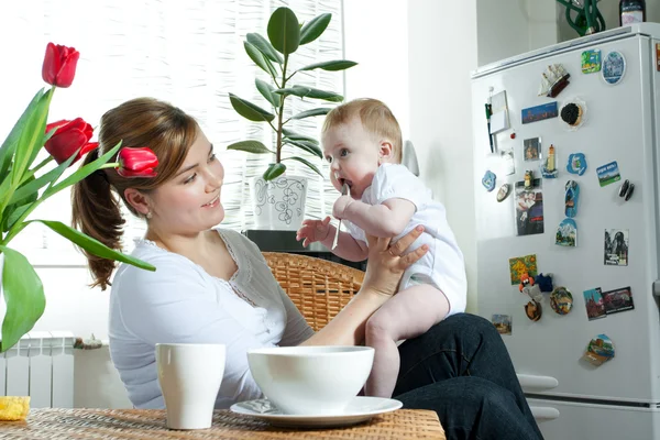 Mother feeding baby — Stock Photo, Image