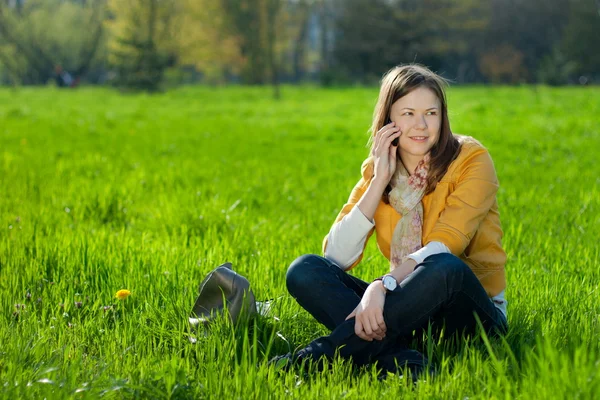 Жінка на мобільному в парку — стокове фото