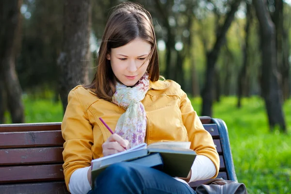Femme avec livre dans le parc — Photo