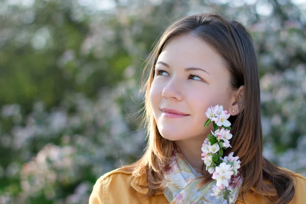 咲く公園で若い女性 — ストック写真