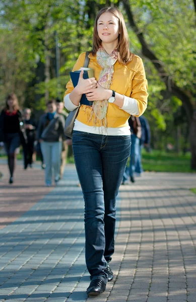 Yong Frau geht im Park spazieren — Stockfoto