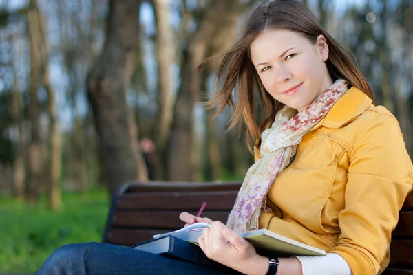 Жінка з книгою в парку — стокове фото