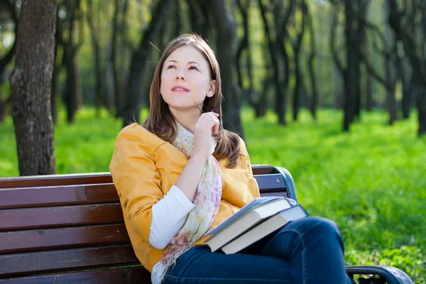 Žena s knihou v parku — Stock fotografie
