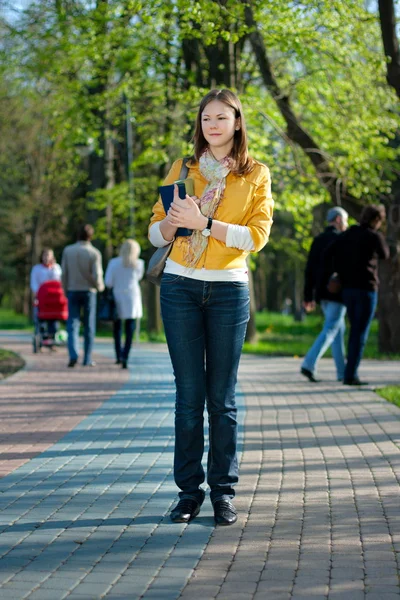 Yong mulher andando no parque — Fotografia de Stock