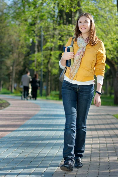 Yong γυναίκα που περπατά στο πάρκο — Φωτογραφία Αρχείου