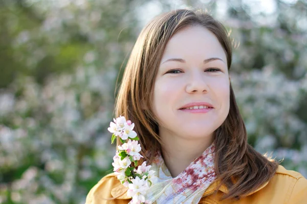 Молода жінка в квітковому парку — стокове фото