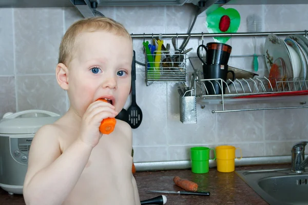 Мальчик с морковью — стоковое фото