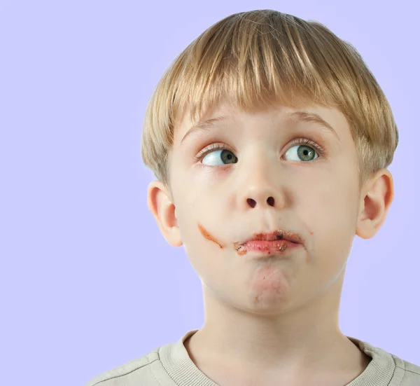 Lindo chico con cara de chocolate —  Fotos de Stock
