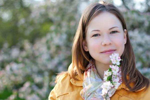 Młoda kobieta kwitnący Park — Zdjęcie stockowe