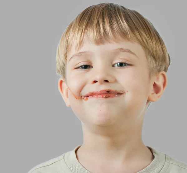 Симпатичный мальчик с шоколадным лицом — стоковое фото