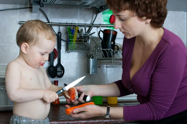 Mother and son cooking — Stock Photo, Image