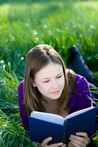 一本书在草地上的女孩 — 图库照片