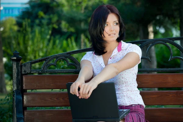 笔记本电脑在公园中的女孩 — 图库照片