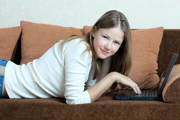 Donna con computer portatile sul divano — Foto Stock