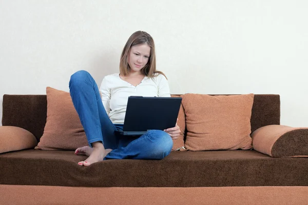 Nő laptop a kanapén — Stock Fotó