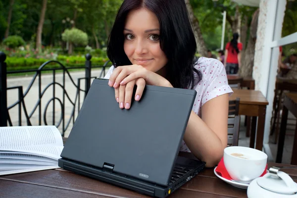 Mädchen mit Laptop im Café — Stockfoto