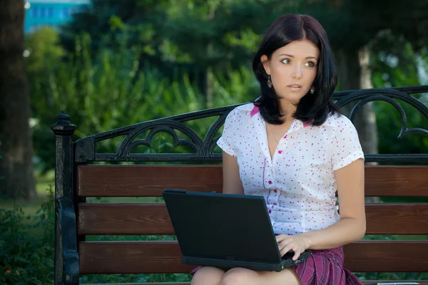 Дівчина з ноутбуком в парку — стокове фото