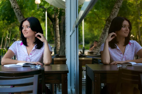Meisje met Kladblok in café — Stockfoto