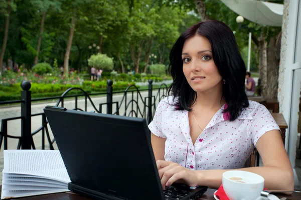 Menina com laptop no café — Fotografia de Stock