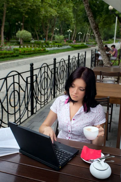 Dívka s notebookem v kavárně — Stock fotografie