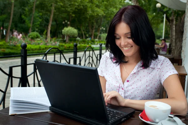 Meisje met laptop in café Rechtenvrije Stockafbeeldingen