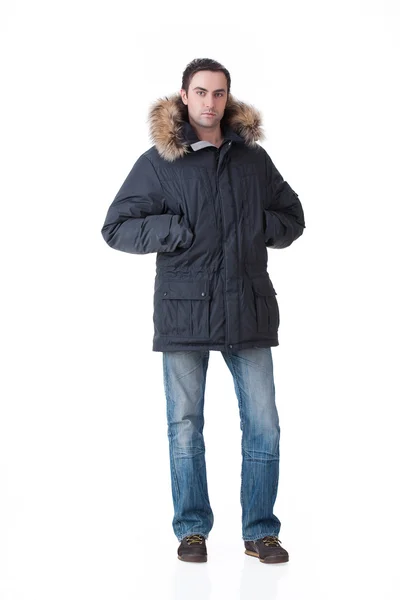Молодой человек в зимней одежде — стоковое фото