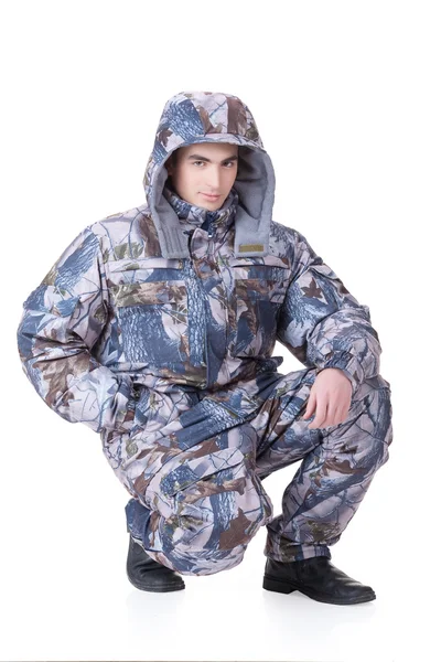 Молодой человек в зимней одежде — стоковое фото