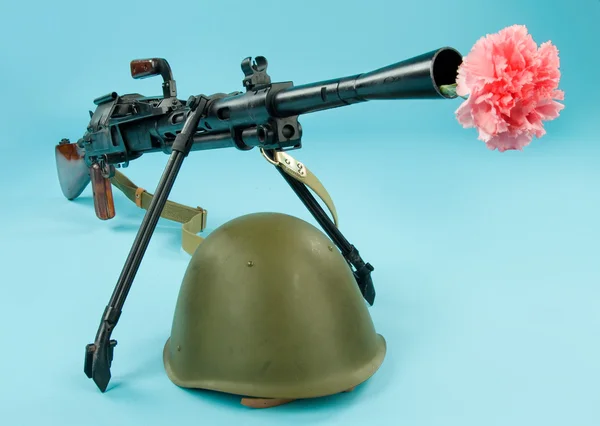 Кулеметів та квіти — стокове фото