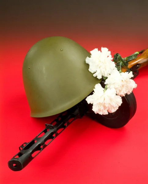 Пулемет и цветы — стоковое фото