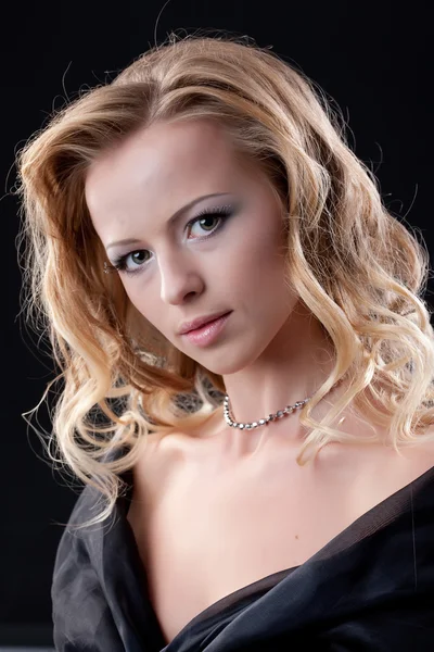 Mladá krásná blondýnka žena — Stock fotografie