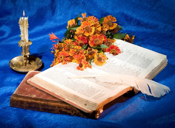 Książki, Świeca, kwiaty i pióro — Zdjęcie stockowe