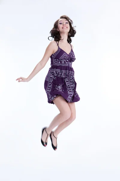 Junge Frau springt — Stockfoto