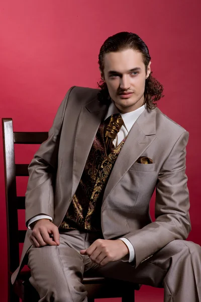 Junger Mann im Anzug — Stockfoto