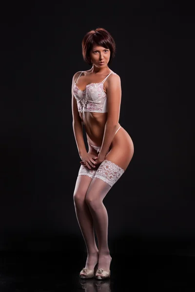 Jovem mulher em lingerie branca — Fotografia de Stock